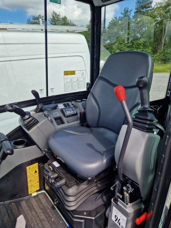 Bobcat E27Z (2023) + Remorque ECIM + 3 Godets + Marteau BRH Furukawa FX35-S – Image 4