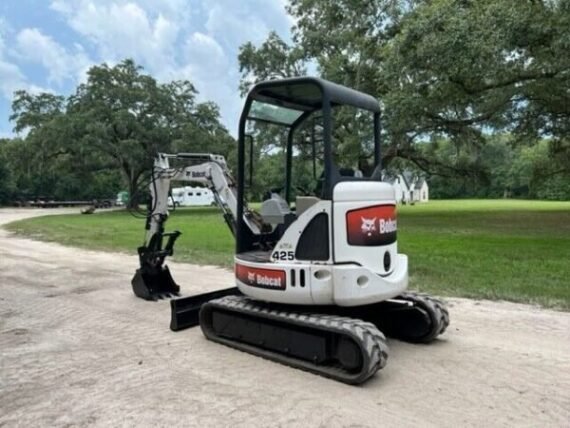 Bobcat 425G d’Occasion (2008) – Mini-Pelle 2,7T + 4 Godets