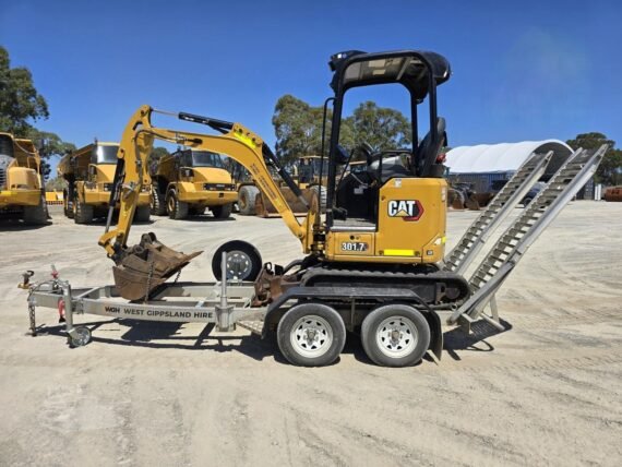 Caterpillar 301.7CR d’Occasion (2021) – Mini-Pelle + 3 Godets + Remorque