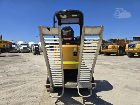 Caterpillar 301.7CR d’Occasion (2021) – Mini-Pelle + 3 Godets + Remorque – Image 2