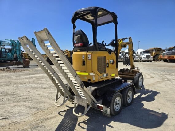 Caterpillar 301.7CR d’Occasion (2021) – Mini-Pelle + 3 Godets + Remorque – Image 3