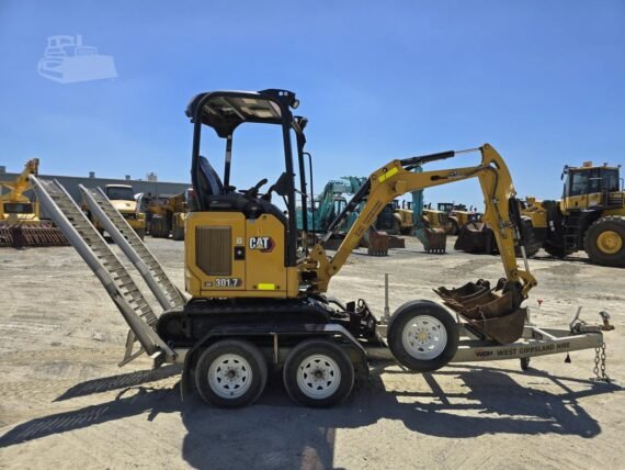 Caterpillar 301.7CR d’Occasion (2021) – Mini-Pelle + 3 Godets + Remorque – Image 4
