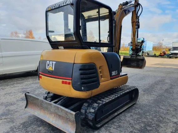 Caterpillar 302.5 d’Occasion (2002) – Mini-Pelle 2,8T + 3 Godets + Tarière Hydraulique – Image 2