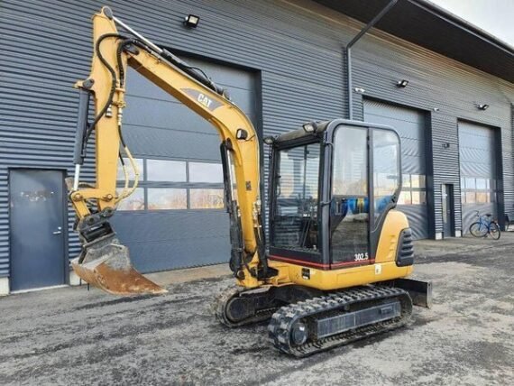 Caterpillar 302.5 d’Occasion (2002) – Mini-Pelle 2,8T + 3 Godets + Tarière Hydraulique