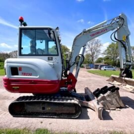Mini Pelle Takeuchi TB230 – 2018 – 2,8T – État Impeccable