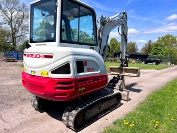 Mini Pelle Takeuchi TB230 – 2018 – 2,8T – État Impeccable – Image 9
